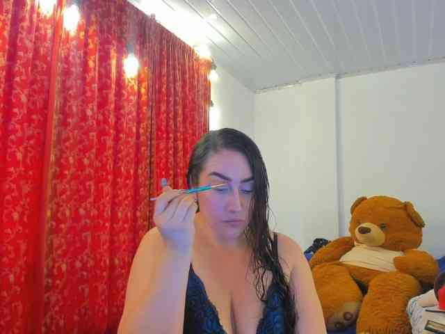 MeganHotCurvy webcam