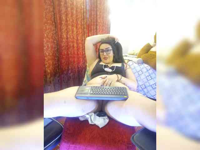 MeganHotCurvy webcam