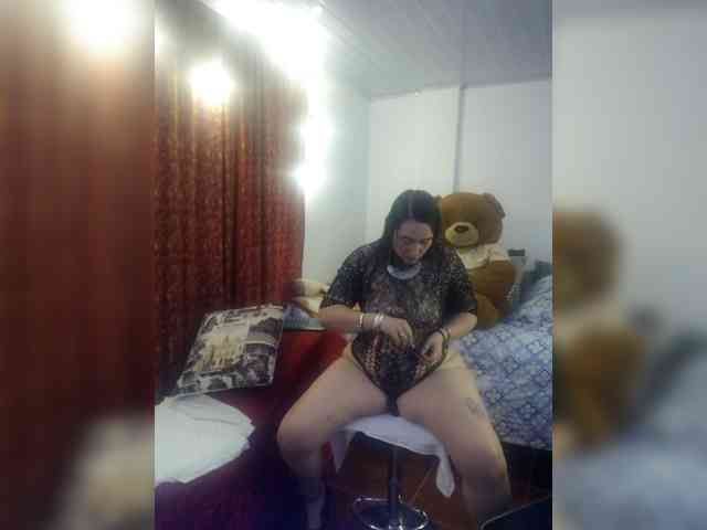 MeganHotCurvy webcam