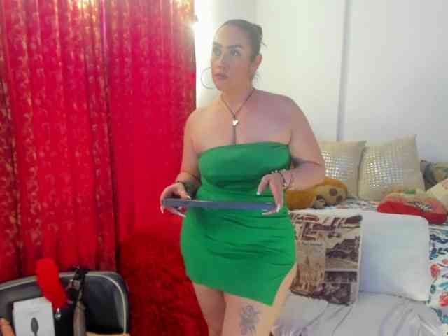 MeganHotCurvy webcam