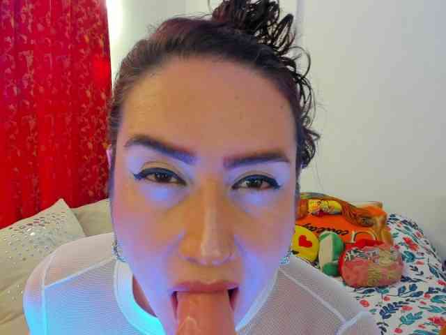 MeganHotCurvy webcam