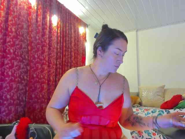 MeganHotCurvy webcam