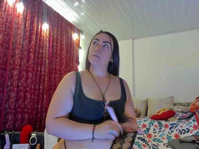 MeganHotCurvy webcam