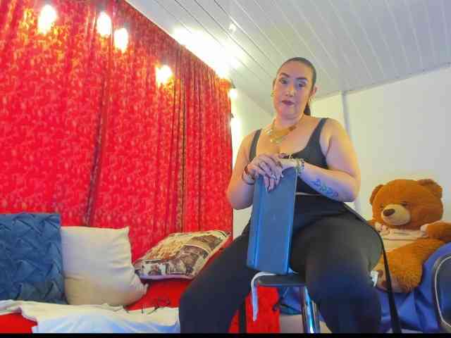 MeganHotCurvy webcam