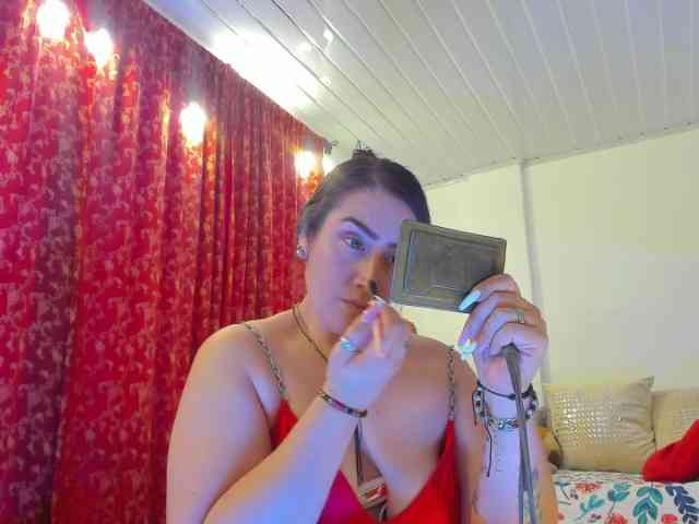 MeganHotCurvy webcam