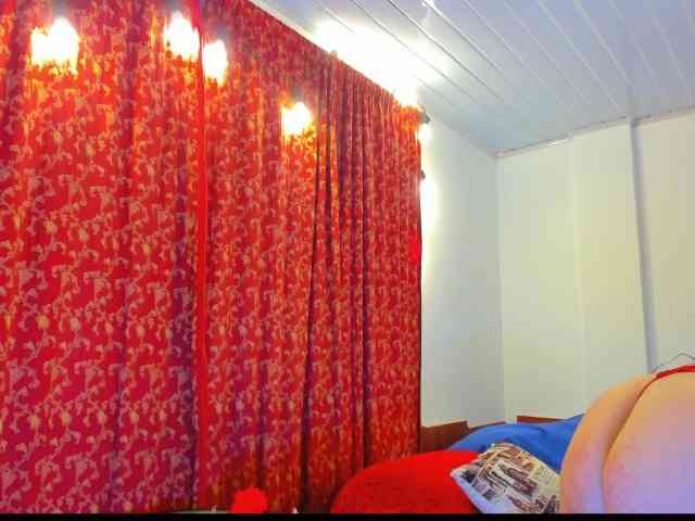 MeganHotCurvy webcam