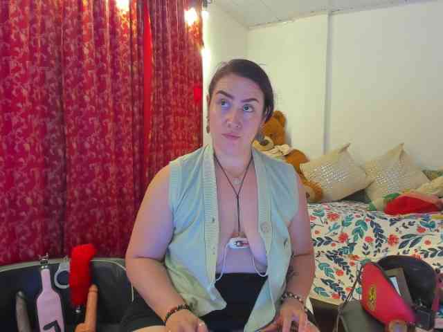 MeganHotCurvy webcam