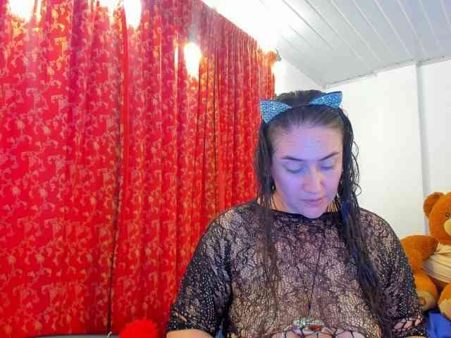 MeganHotCurvy webcam