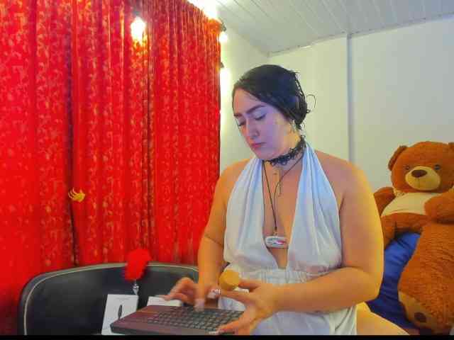 MeganHotCurvy webcam