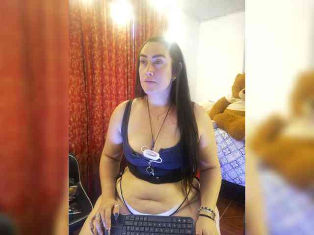 MeganHotCurvy webcam