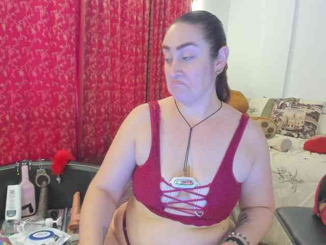 MeganHotCurvy webcam