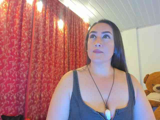 MeganHotCurvy webcam