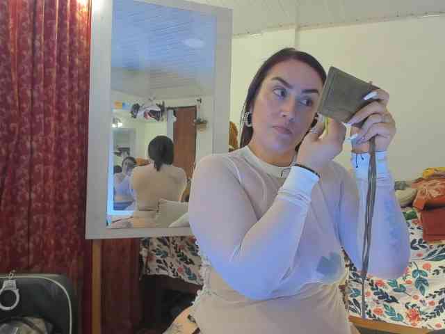 MeganHotCurvy webcam