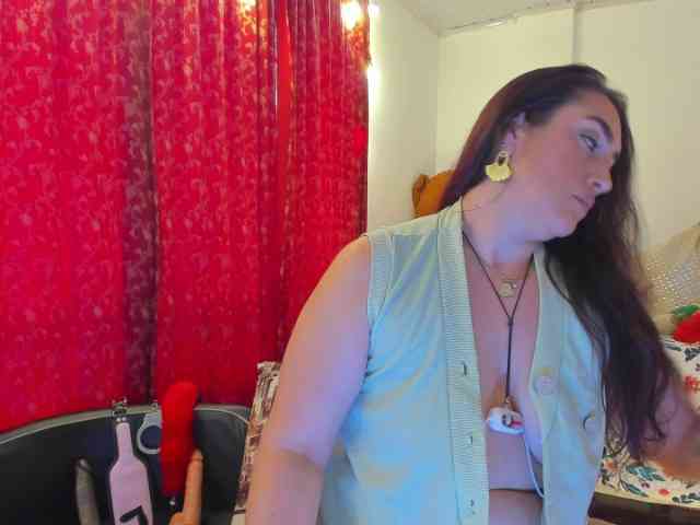 MeganHotCurvy webcam