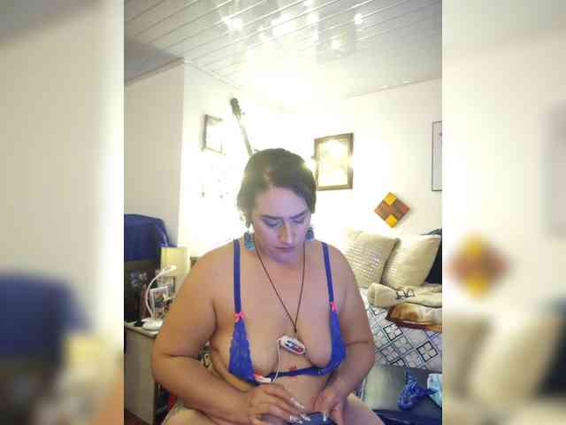 MeganHotCurvy webcam