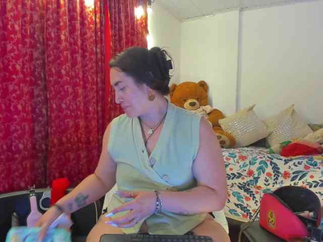 MeganHotCurvy webcam