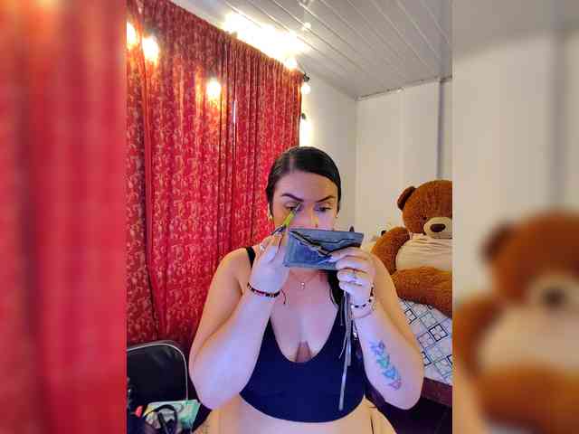 MeganHotCurvy webcam