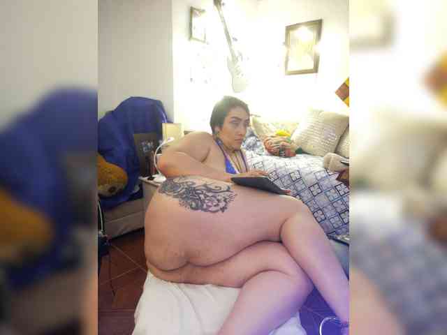 MeganHotCurvy webcam