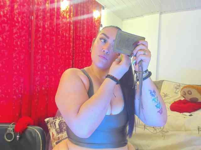 MeganHotCurvy webcam