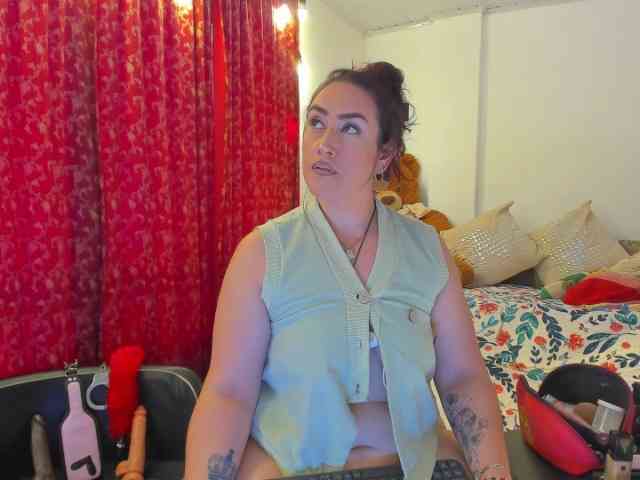 MeganHotCurvy webcam
