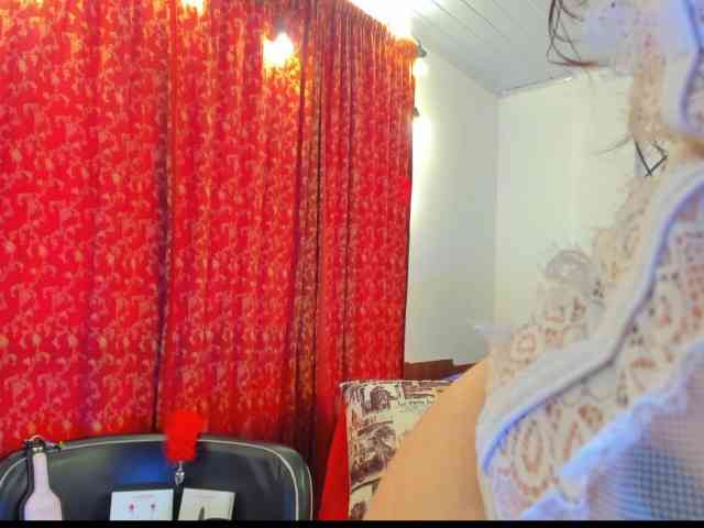 MeganHotCurvy webcam