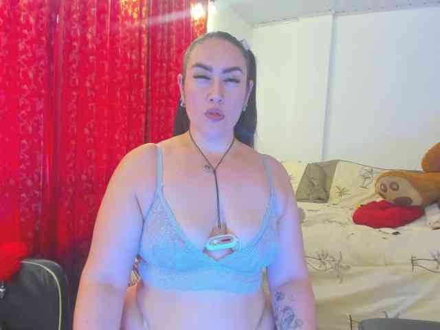 MeganHotCurvy webcam