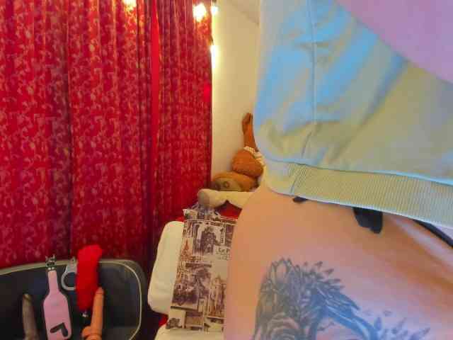 MeganHotCurvy webcam