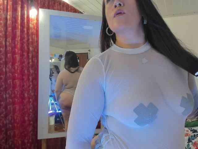 MeganHotCurvy webcam