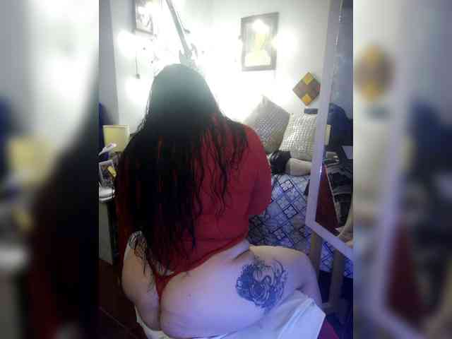 MeganHotCurvy webcam
