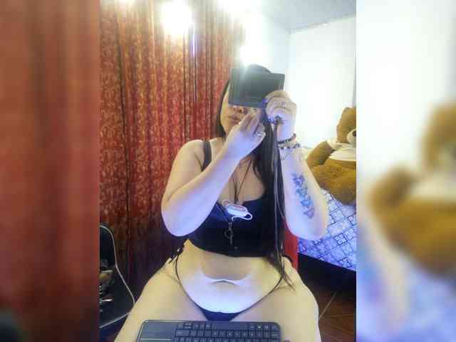 MeganHotCurvy webcam