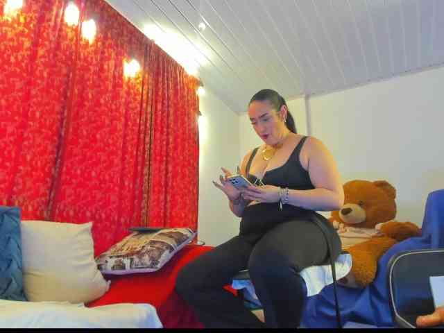 MeganHotCurvy webcam