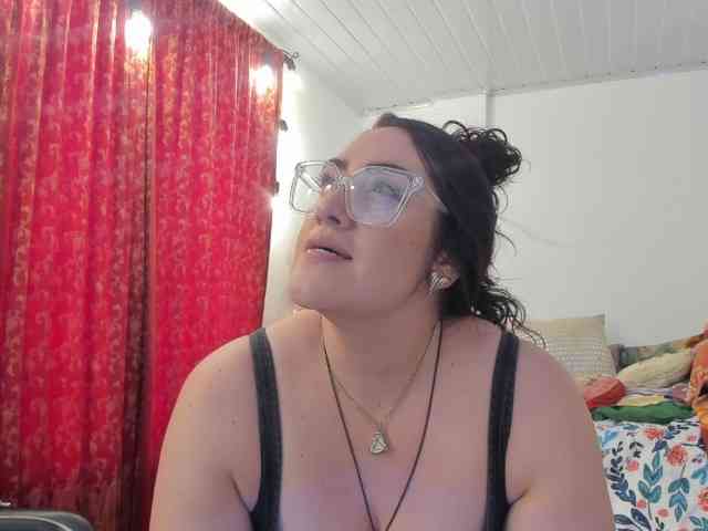 MeganHotCurvy webcam