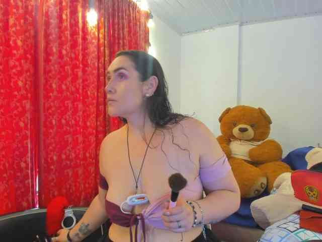 MeganHotCurvy webcam