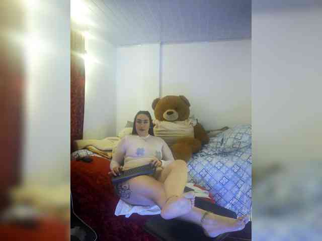 MeganHotCurvy webcam