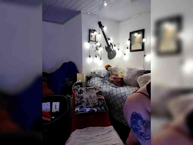 MeganHotCurvy webcam