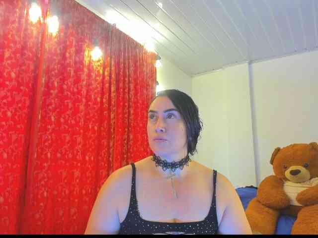MeganHotCurvy webcam