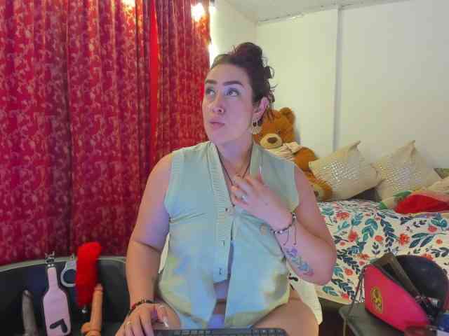 MeganHotCurvy webcam