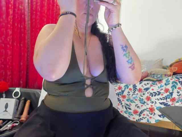MeganHotCurvy webcam