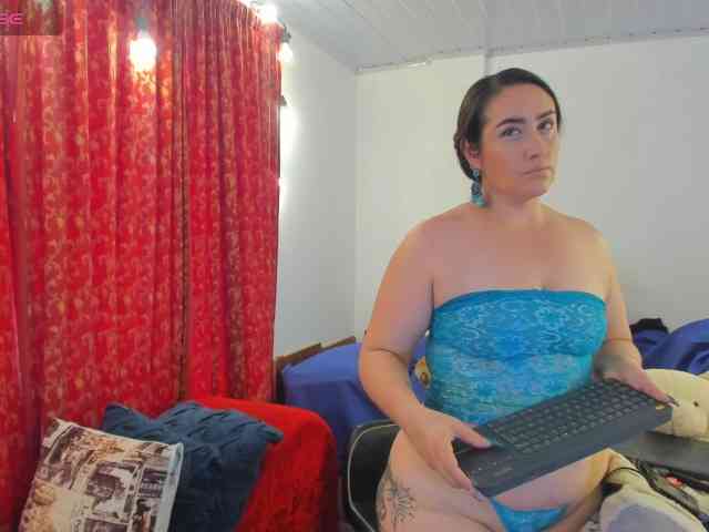 MeganHotCurvy webcam