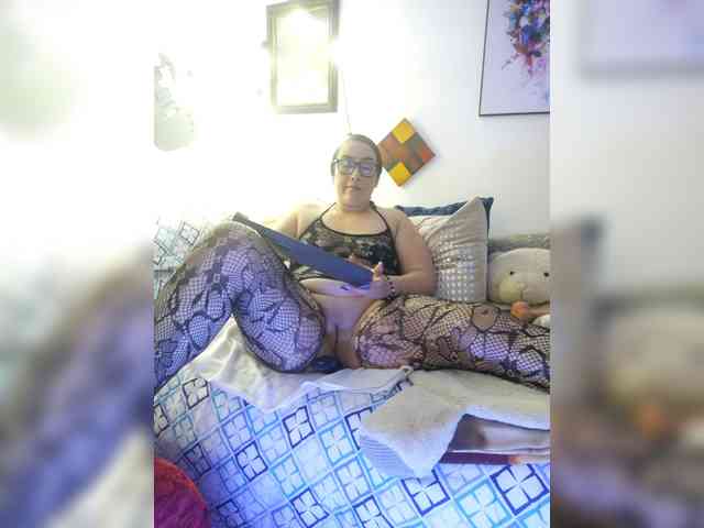 MeganHotCurvy webcam