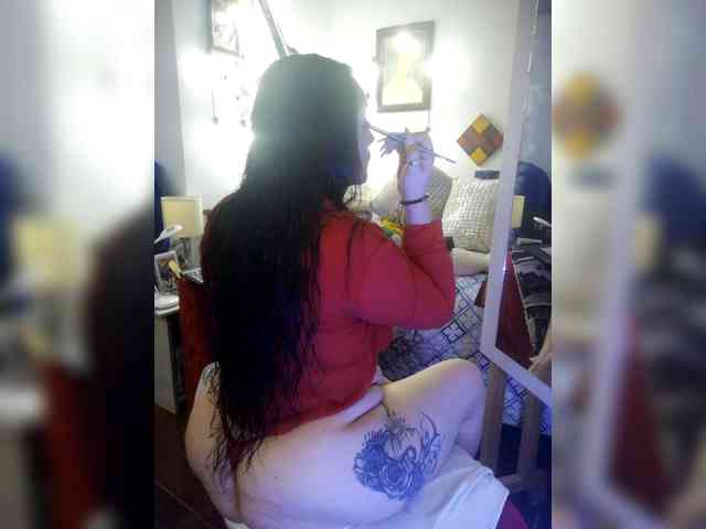 MeganHotCurvy webcam