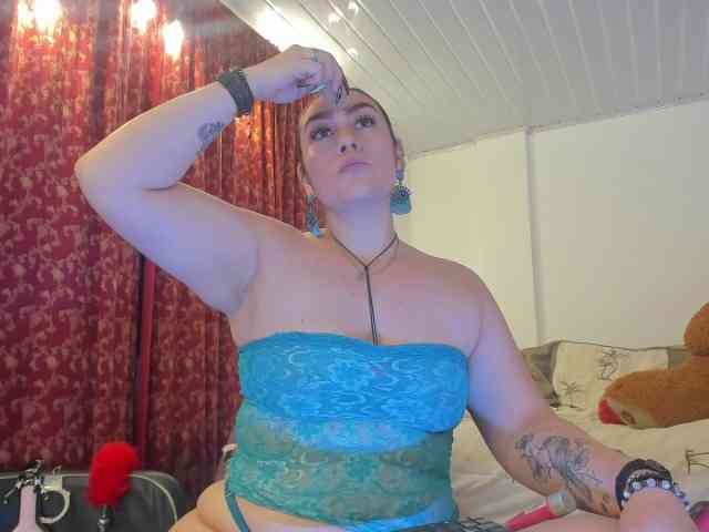 MeganHotCurvy webcam