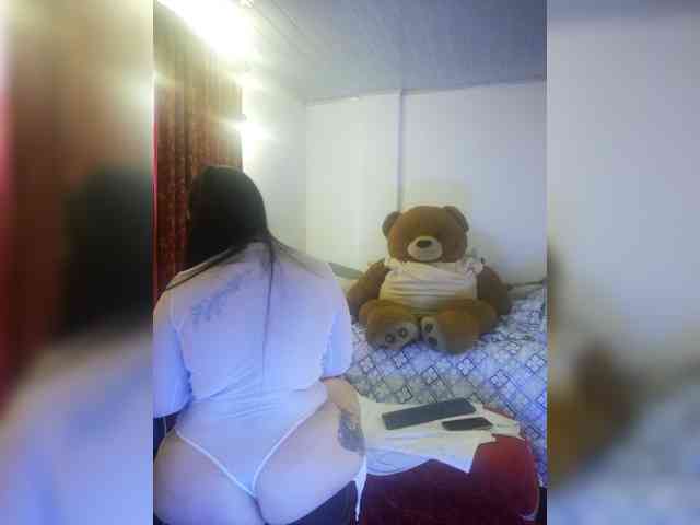 MeganHotCurvy webcam