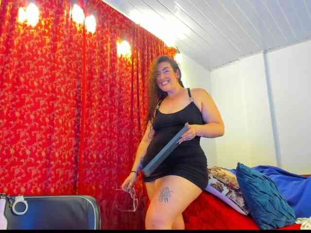 MeganHotCurvy webcam