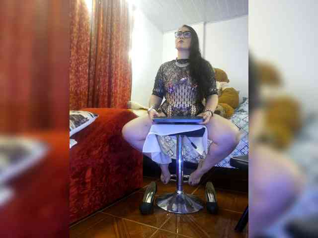 MeganHotCurvy webcam