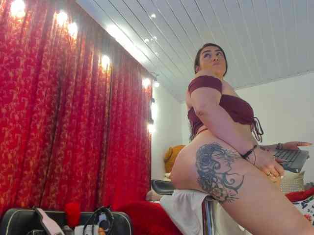 MeganHotCurvy webcam