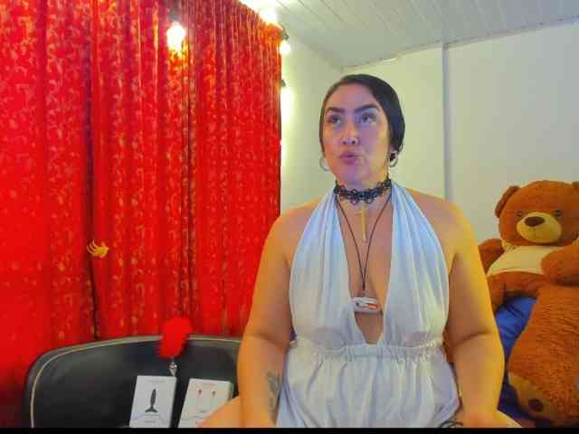 MeganHotCurvy webcam