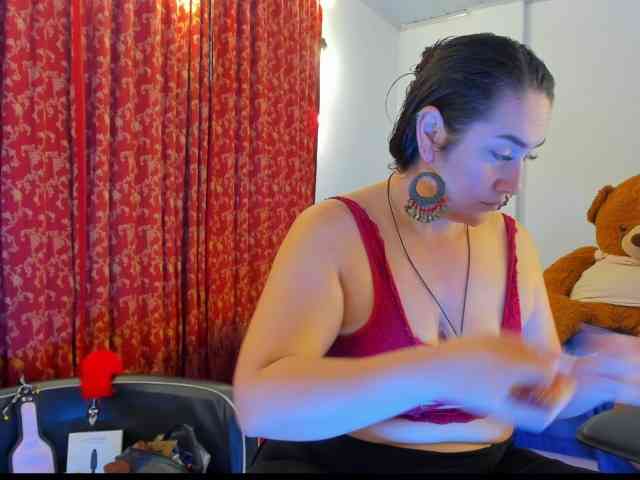 MeganHotCurvy webcam