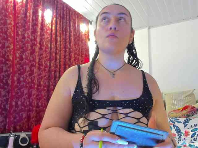 MeganHotCurvy webcam