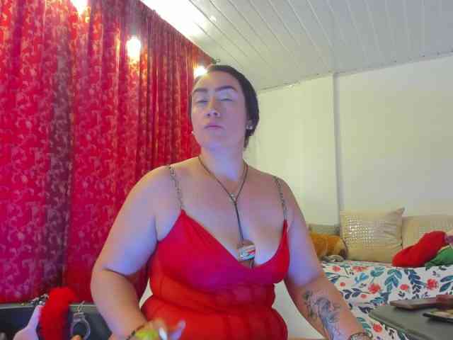 MeganHotCurvy webcam